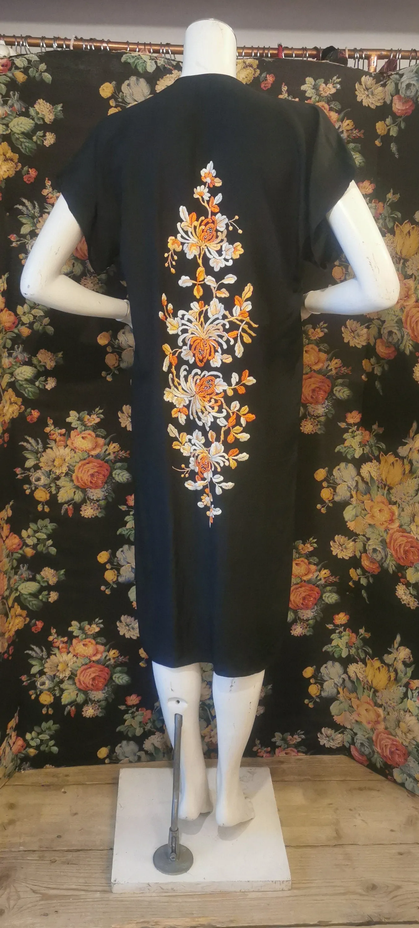 Short sleeve embroidered robe