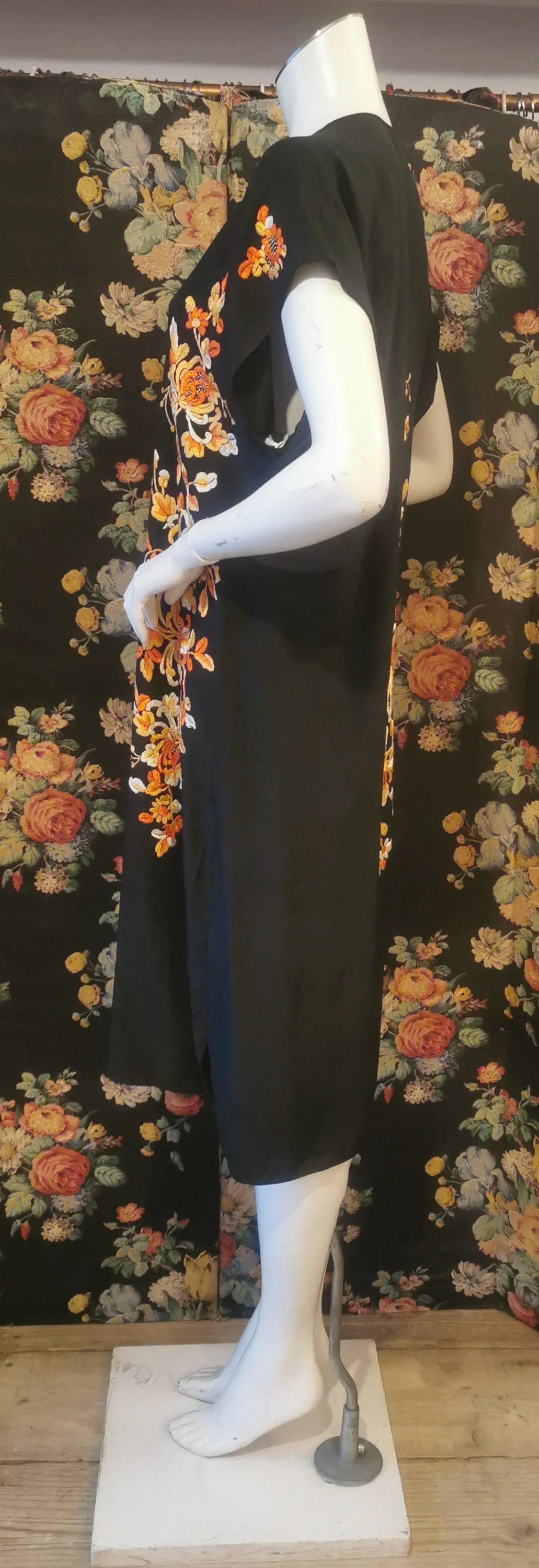 Short sleeve embroidered robe