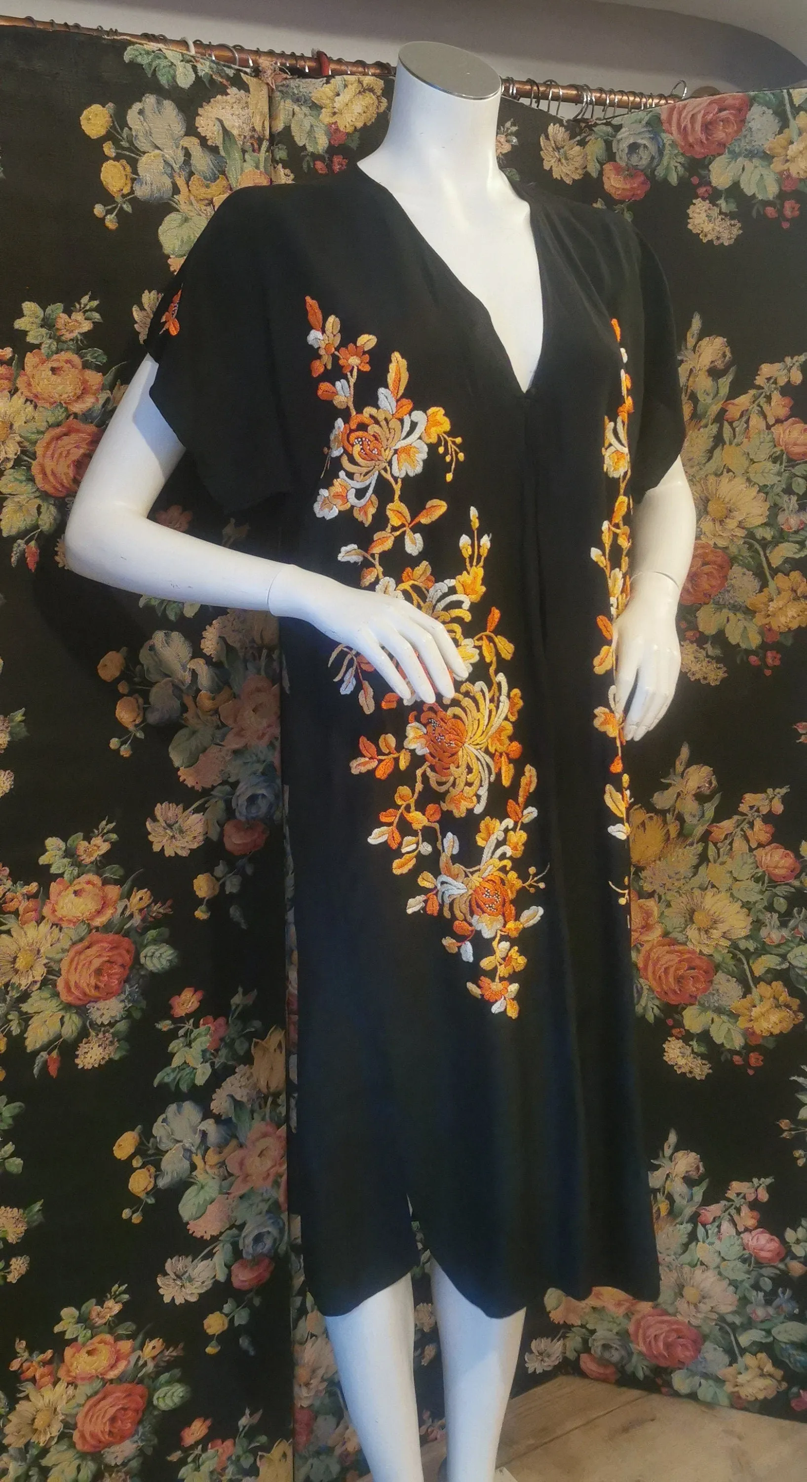 Short sleeve embroidered robe