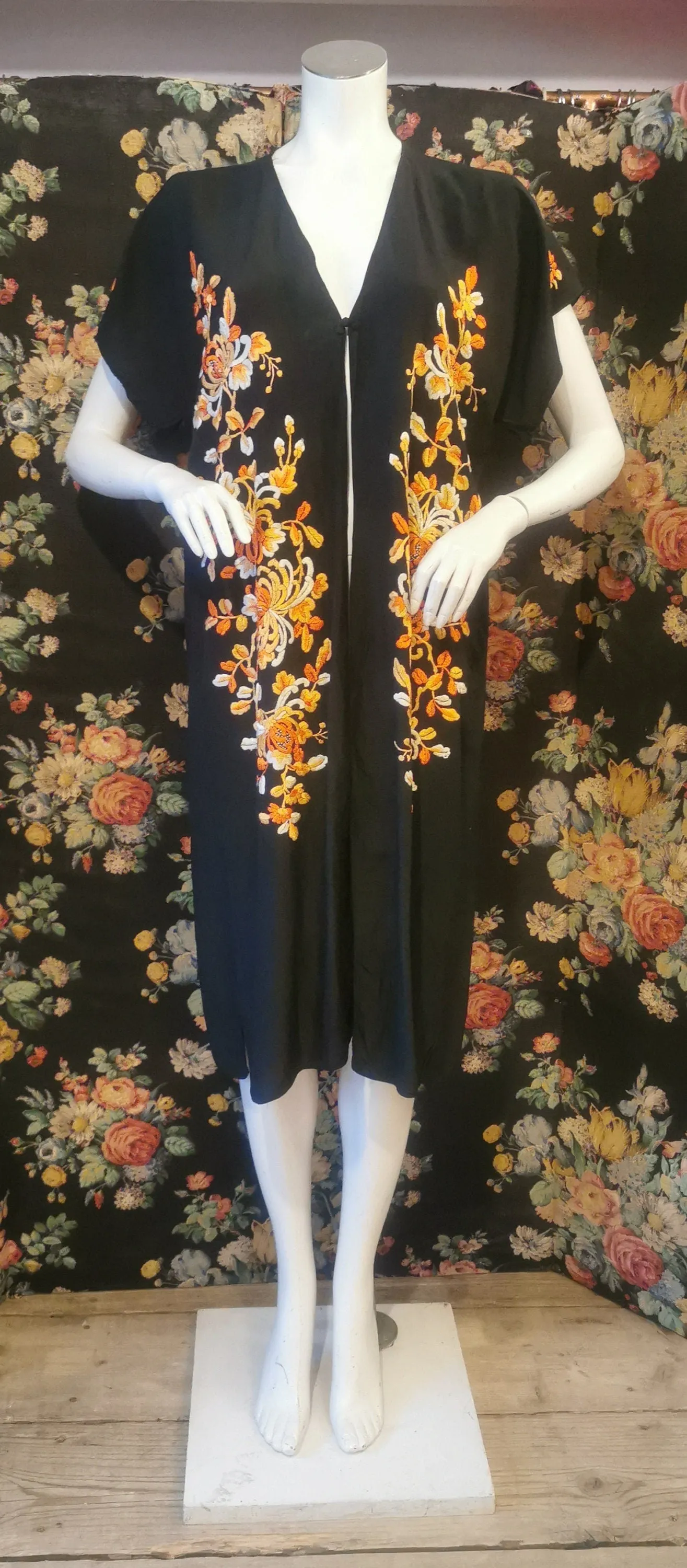 Short sleeve embroidered robe