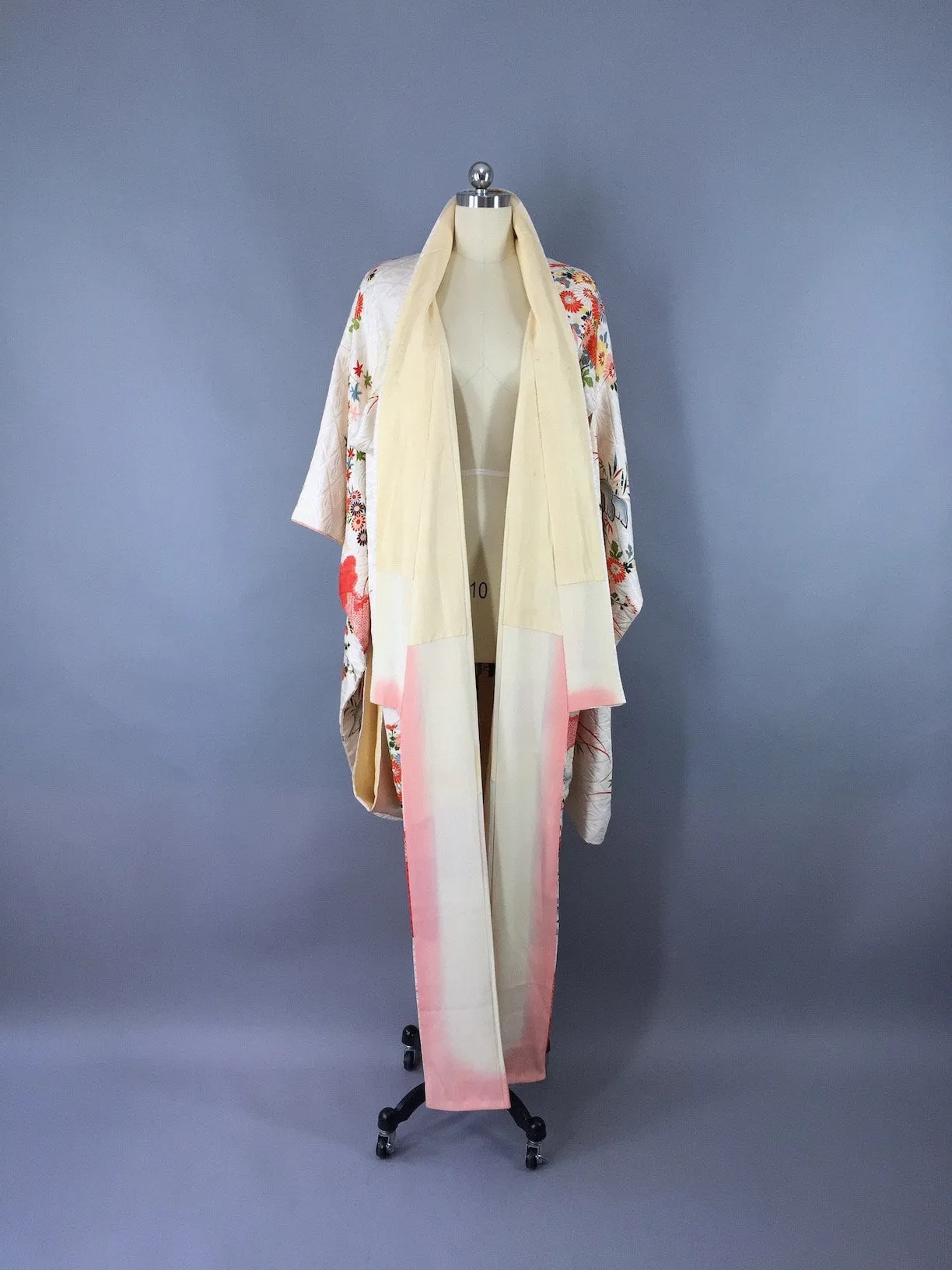 Vintage 1950s Vintage Silk Kimono Robe / White Swan Floral Print