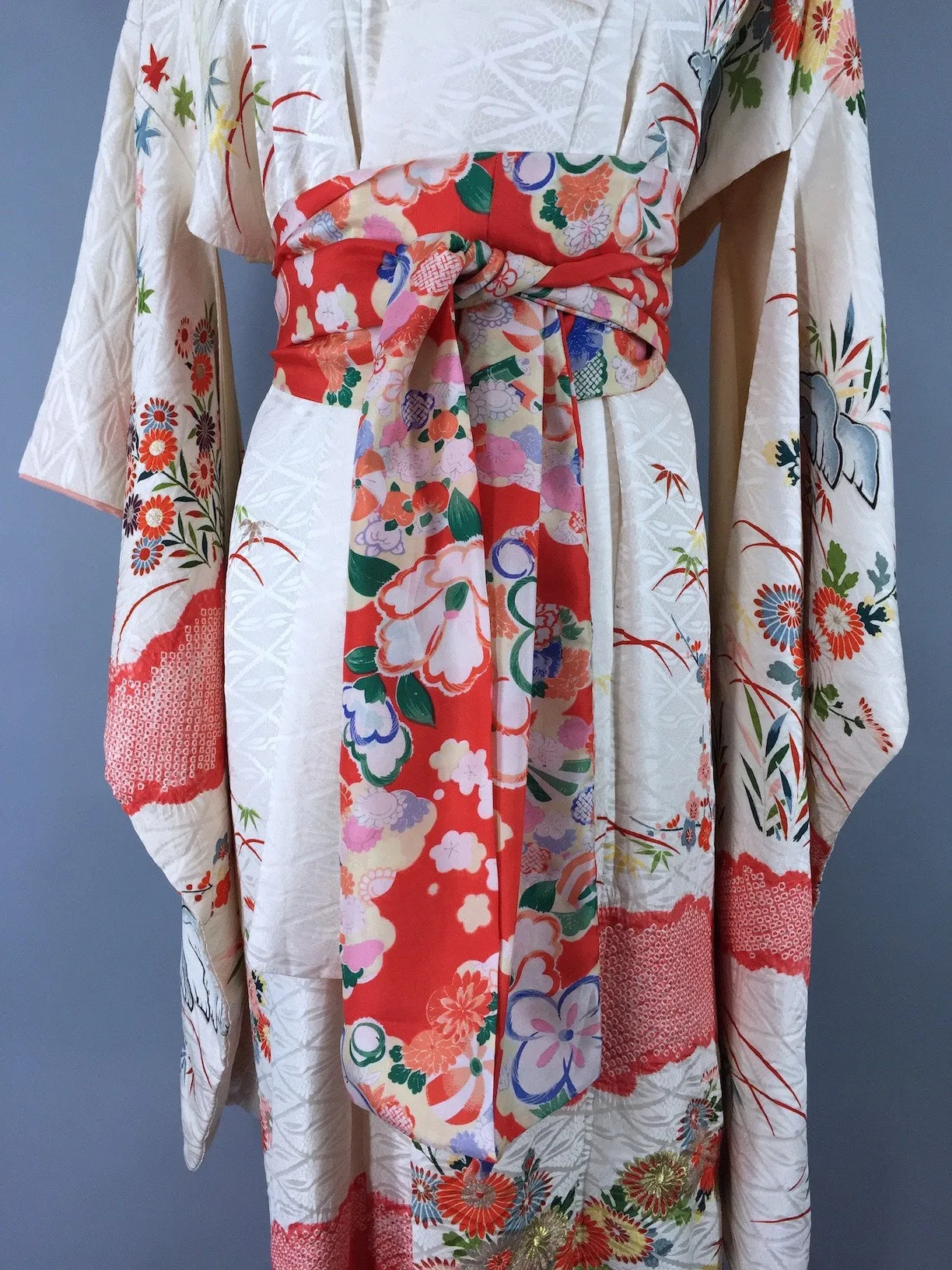 Vintage 1950s Vintage Silk Kimono Robe / White Swan Floral Print