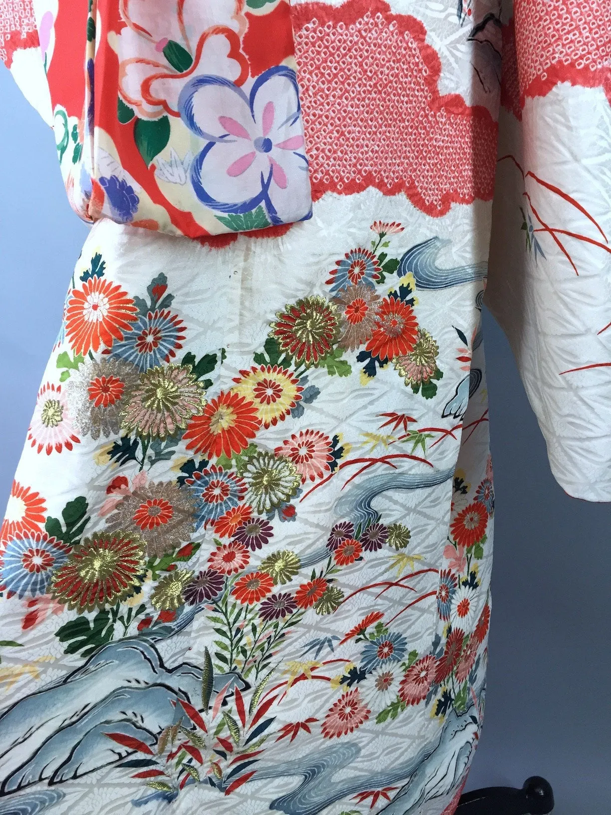 Vintage 1950s Vintage Silk Kimono Robe / White Swan Floral Print