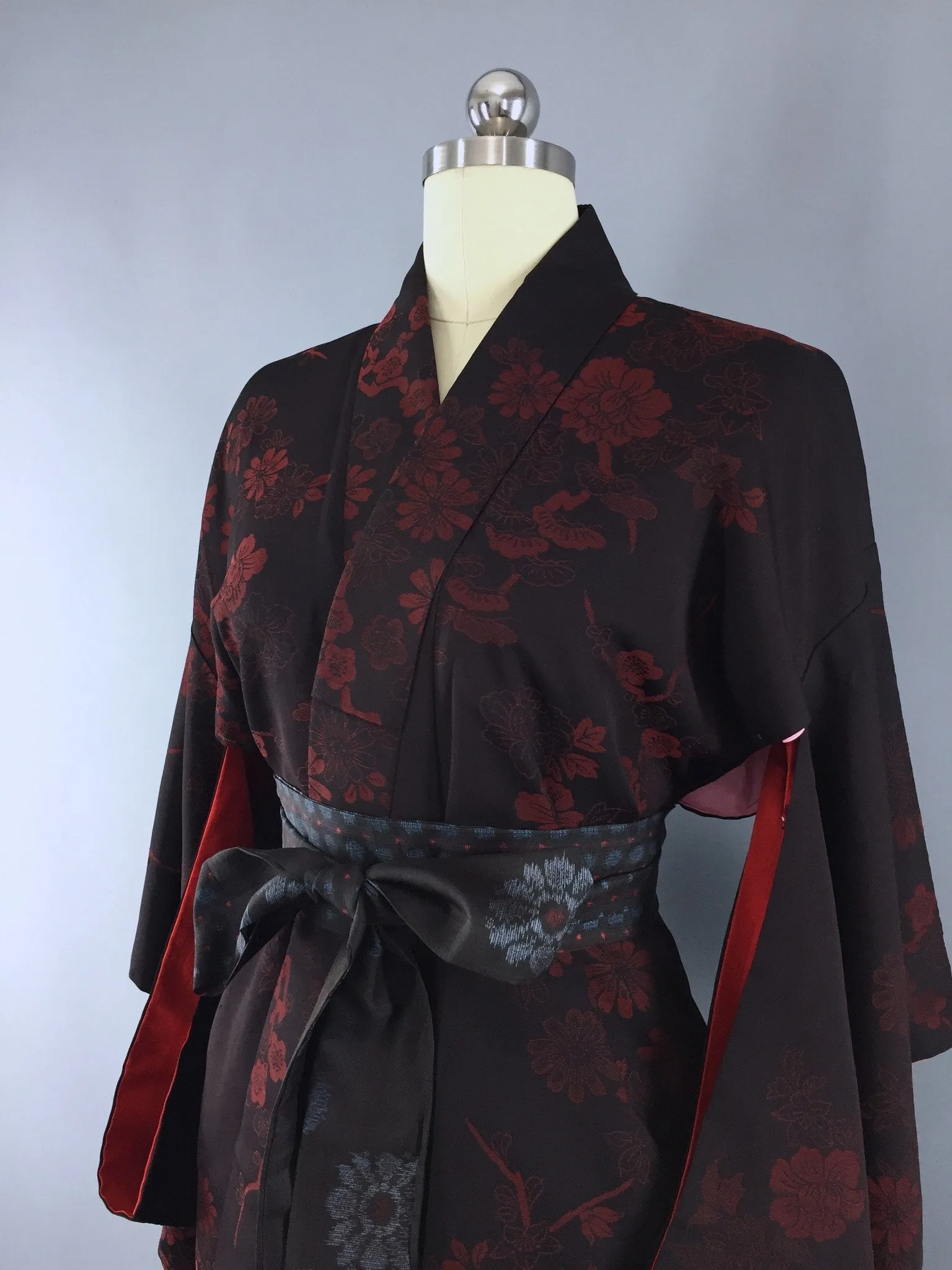 Vintage 1960s Vintage Silk Kimono Robe / Omeshi Black & Red Floral